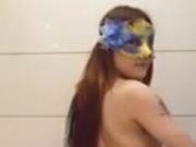 Slut mascherata balla e si spoglia per sedurre