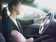 La ragazza greca fa una sega al suo ragazzo mentre guida