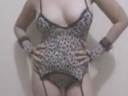 Slut asiatica balla in biancheria intima leopardata