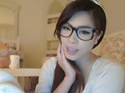 Ragazza coreana con gli occhiali in webcam
