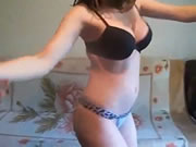 Sexy ragazza serba in reggiseno nero