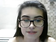 Occhiali italiani ragazza si masturba
