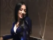 La hostess ubriaca mostra le tette in bagno