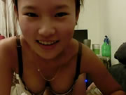 Carino ragazza della scuola asiatica che prende in giro e sesso orale