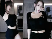 Ragazza cinese perfetta che balla in modo sexy